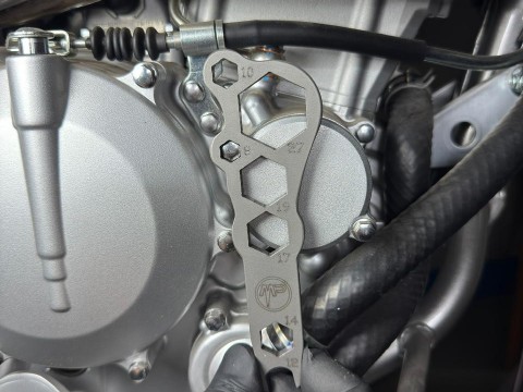 MotoPERIMETRO 2408 Llave múltiple combinada ruedas neumáticos cartuchera herramientas Bajaj BMW Honda Kawasaki Suzuki Benelli KTM Beta Ducati Voge Royal Enfield Triumph Aprilia Motomorini Vespa CF-Moto Zontes Moribidelli RVM QJ Kymco